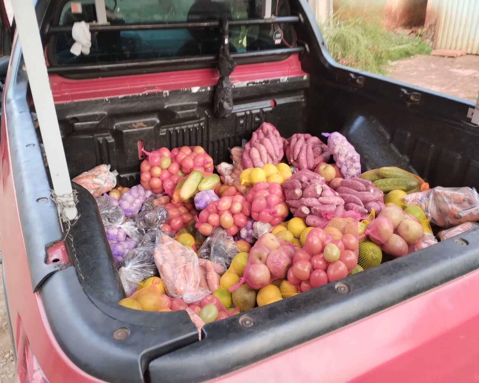 Caminhonete vendendo frutas